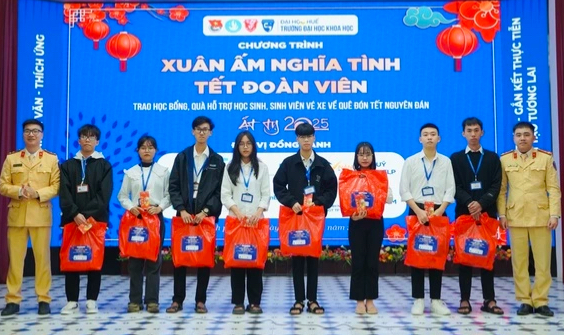 Nhận học bổng cận tết, sinh viên nghèo xúc động ‘có thêm tiền để phụ giúp mẹ’- Ảnh 1.