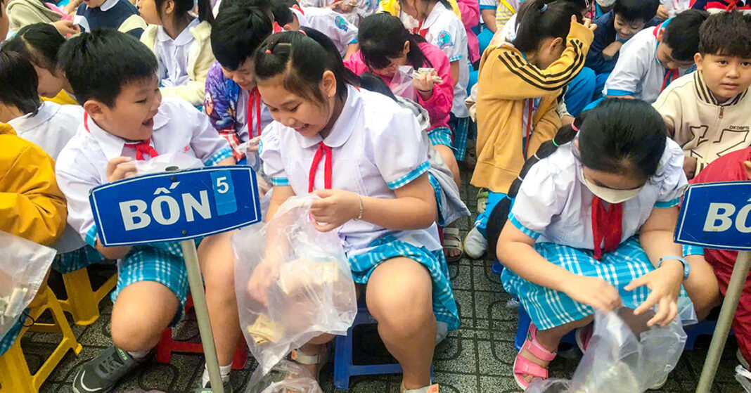 Nhiều học sinh khó khăn được tặng quà và lì xì nhờ chương trình nuôi heo đất