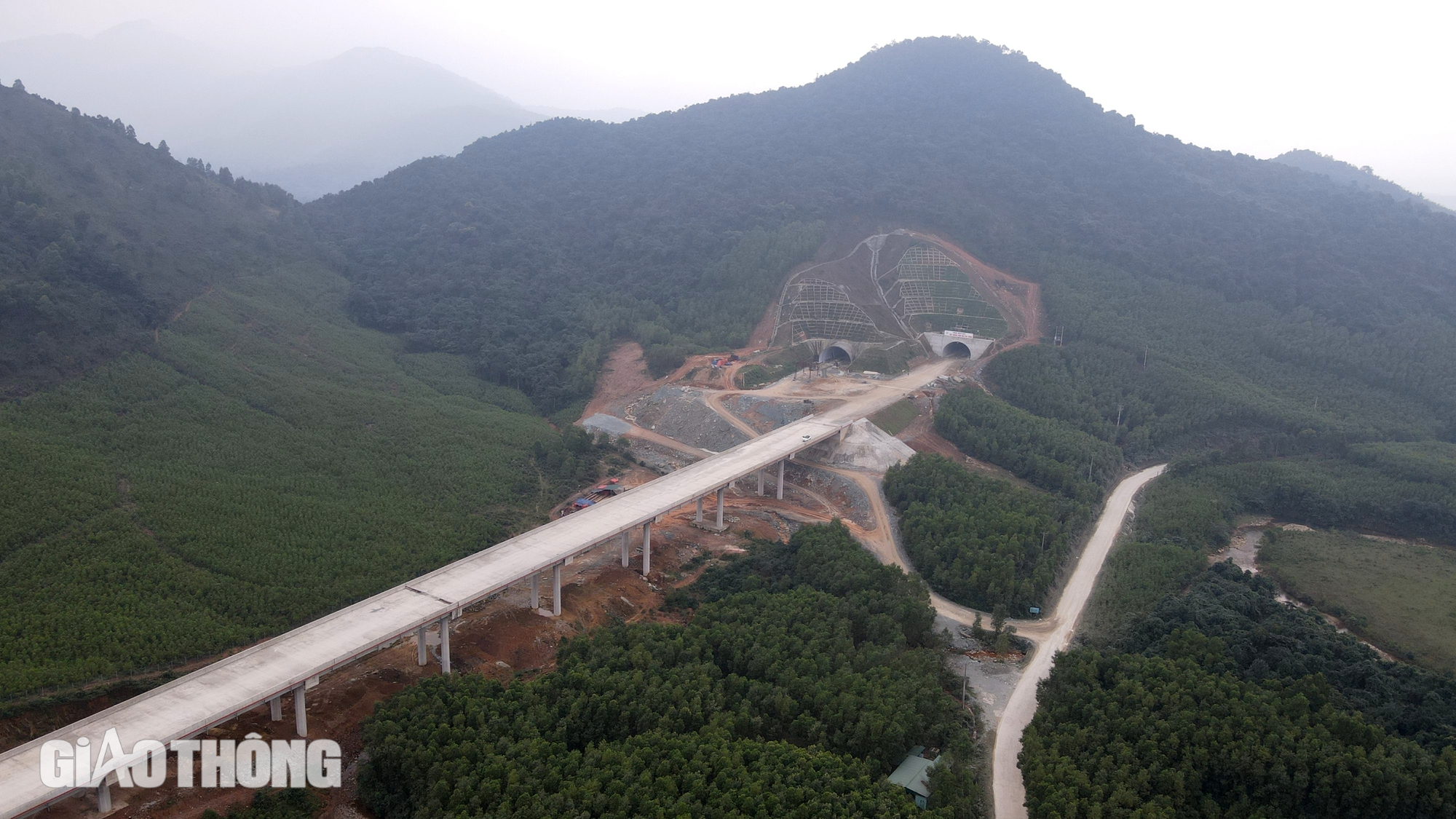 Những cây cầu hùng vĩ trên cao tốc Bắc - Nam qua Hà Tĩnh- Ảnh 1.
