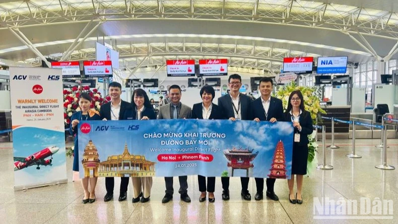 Nội Bài chào đón chuyến bay đầu tiên của AirAsia Cambodia ảnh 2