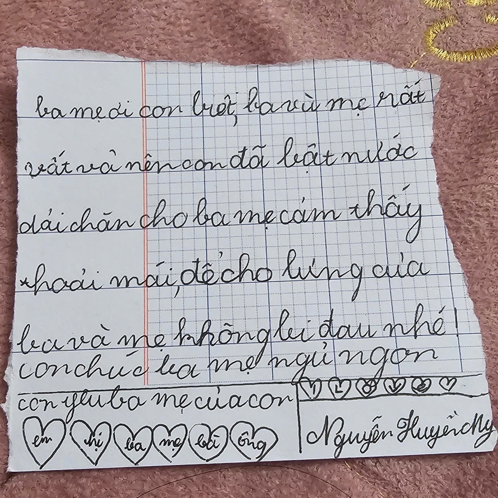 Nửa đêm đi làm về thấy mẩu giấy con gái để ở giường, bố mẹ vừa đọc vừa khóc - 1