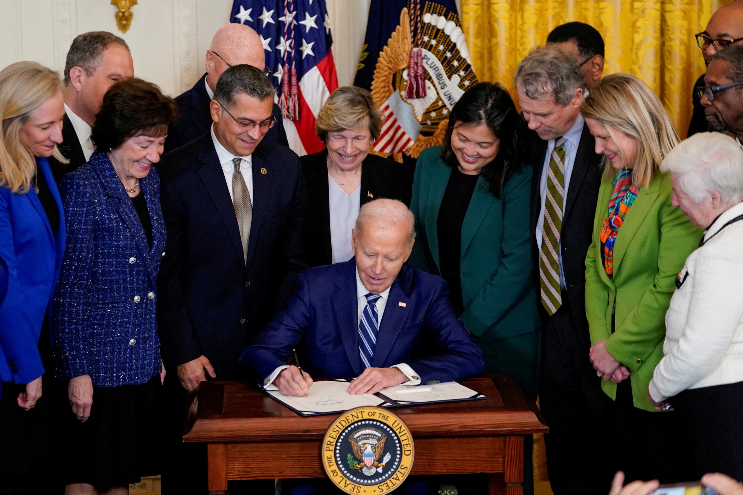 Ông Biden ra quyết định gây khó cho ông Trump trước ngày mãn nhiệm- Ảnh 1.