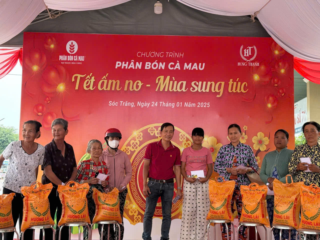 Phân bón Cà Mau mang Tết yêu thương đến bà con nghèo qua chương trình Phân bón Cà Mau mang Tết yêu thương đến bà con nghèo qua chương trình