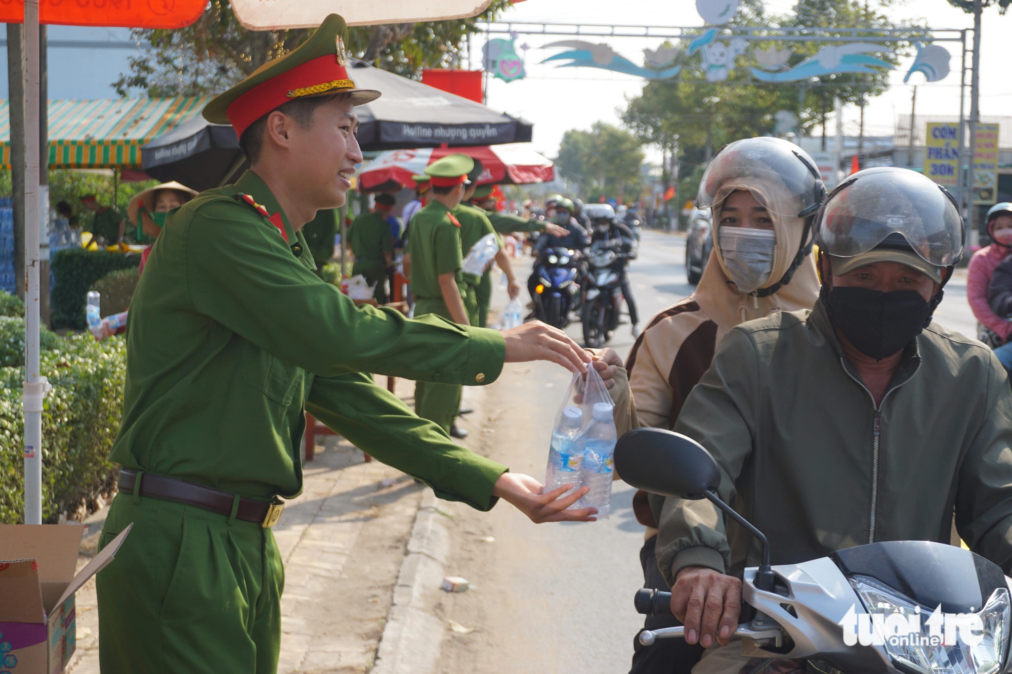 'Tiếp nước' và bánh mì cho người dân về miền Tây ăn Tết  - Ảnh 1.