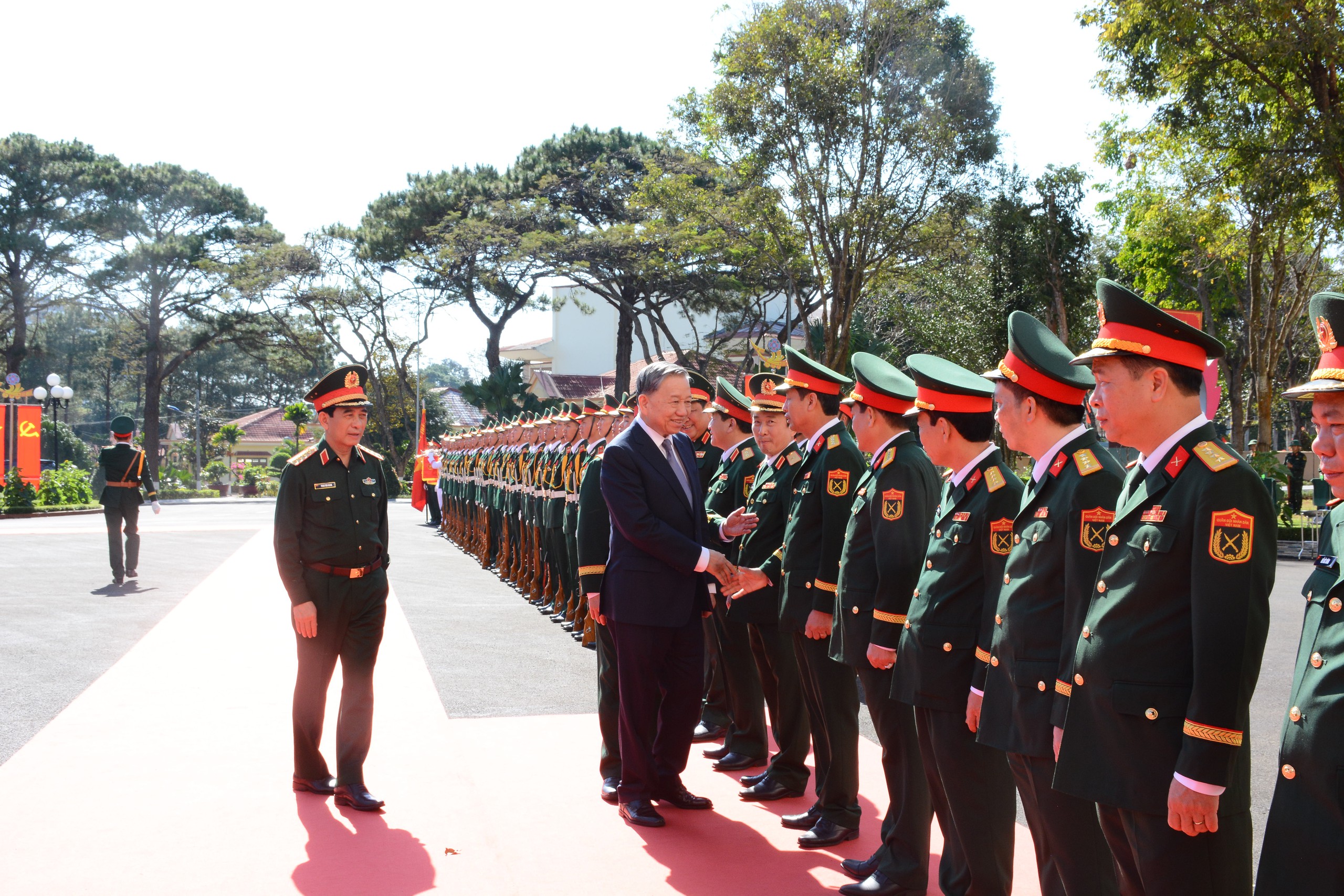 Tổng Bí thư Tô Lâm thăm cán bộ, chiến sĩ Quân đoàn 34 Ảnh: NGUYỄN SƠN