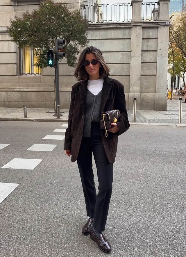 Quần tây, quần jeans và áo cardigan, trang phục hoàn hảo cho mọi dịp- Ảnh 1. Quần tây, quần jeans và áo cardigan, trang phục hoàn hảo cho mọi dịp- Ảnh 1.