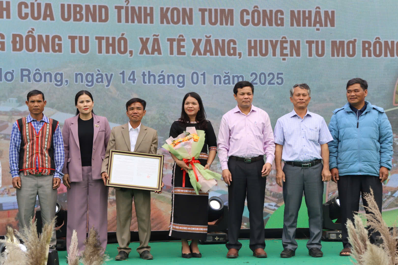 kon tum ra mat lang du lich cong dong o thu phu sam ngoc linh hinh 1