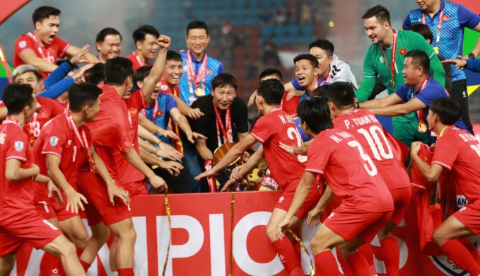 Huấn luyện viên Kim Sang-sik (giữa) ăn mừng chức vô địch ASEÂN Cup 2024 cùng tuyển Việt Nam. Ảnh: Thanh Vũ