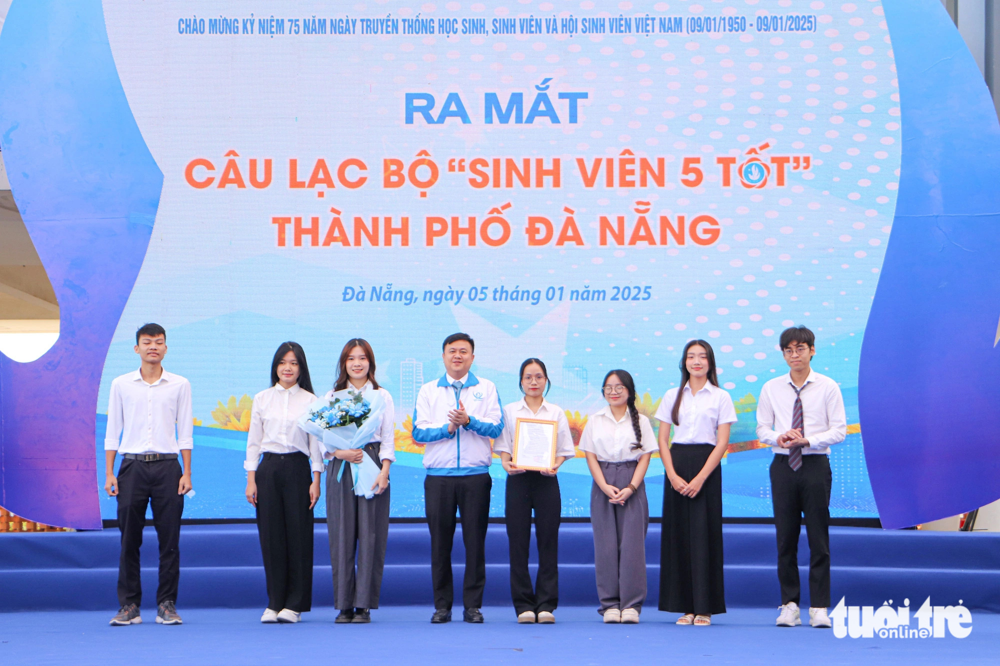 Sinh viên Đà Nẵng hào hứng nhận danh hiệu ‘Sinh viên 5 tốt’, ‘Giải thưởng 9/1’ - Ảnh 1.