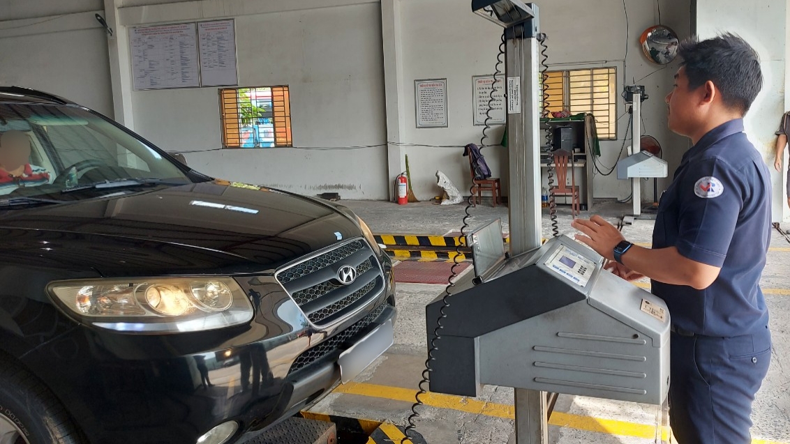 Bac Lieu: A bírságtól tartva az emberek előre regisztrálják járműveiket - 1. kép. Bạc Liêu: Sợ dính phạt nguội, người dân chủ động đăng kiểm trước hạn- Ảnh 1.