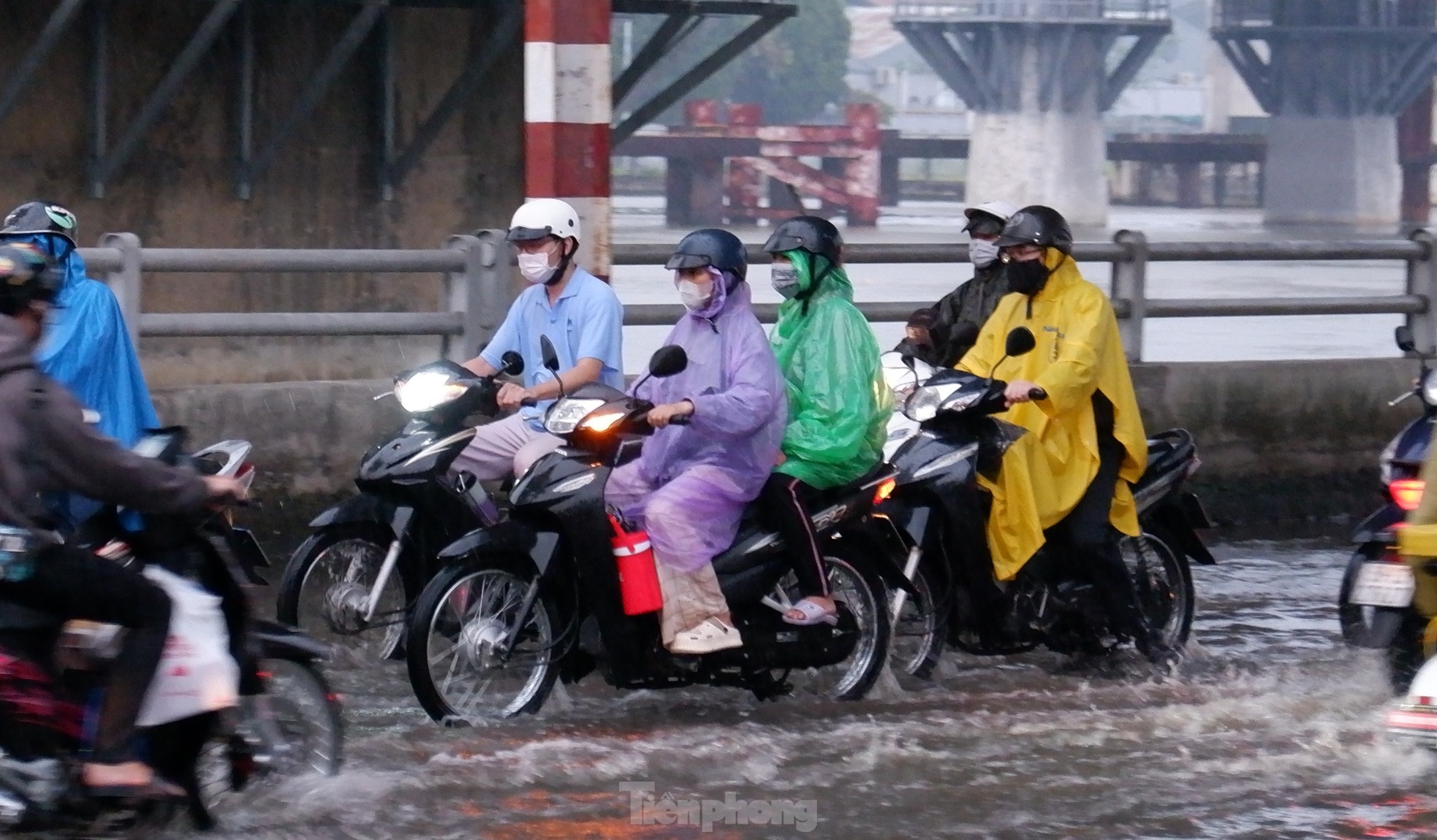 TPHCM khắp nơi kẹt xe, đường ngập sau cơn mưa trái mùa kết hợp triều cường rằm tháng Chạp ảnh 1