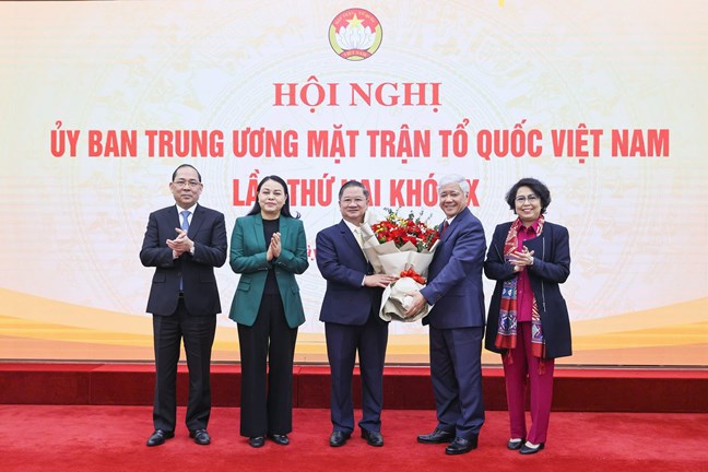  Ban Thường trực Ủy ban Trung ương Mặt trận Tổ quốc Việt Nam tặng hoa chúc mừng ông Trần Việt Trường