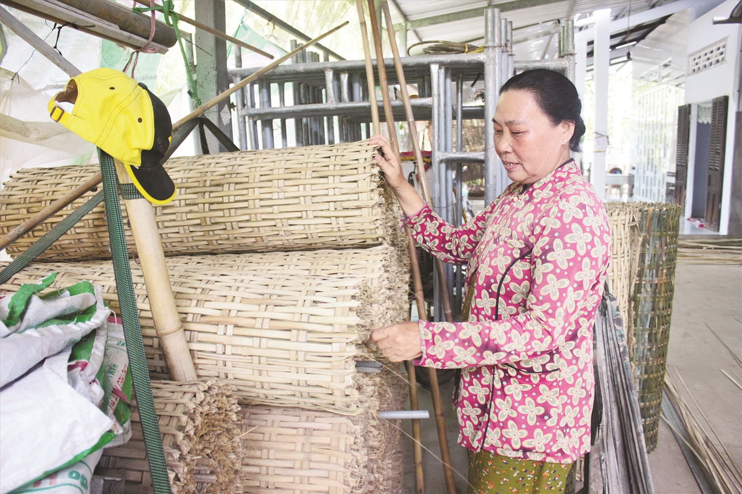 Bà Quách Thị Hiệp là một trong những người hiếm hoi còn giữ nghề đan mê bồ ở ấp 4, xã Long Trị A, thị xã Long Mỹ, tỉnh Hậu Giang.