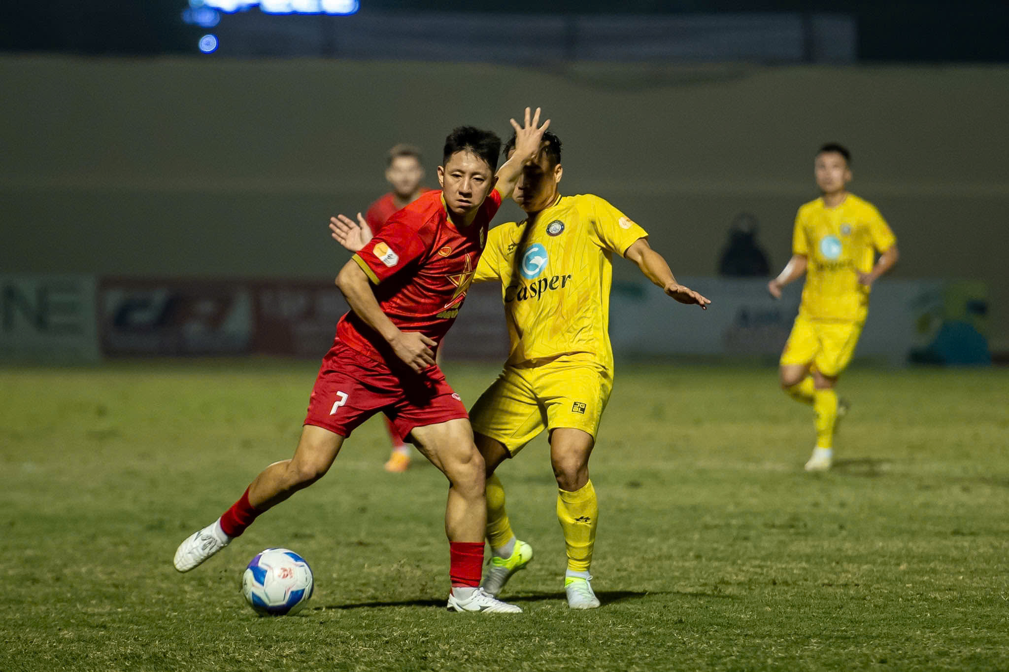 Bảng xếp hạng V-League: Thanh Hóa nguy cơ mất ngôi đầu, CLB CAHN dễ văng khỏi tốp 4- Ảnh 1.