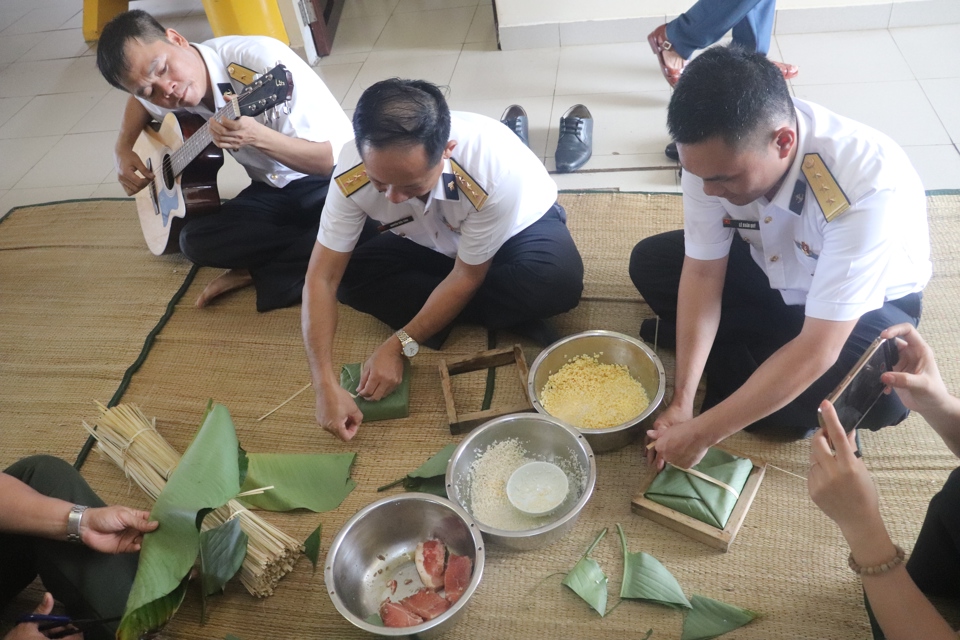 Nhà giàn tổ chức gói bánh chưng đón Tết với đầy đủ hương vị ở đất liền - Ảnh: Vân Hà