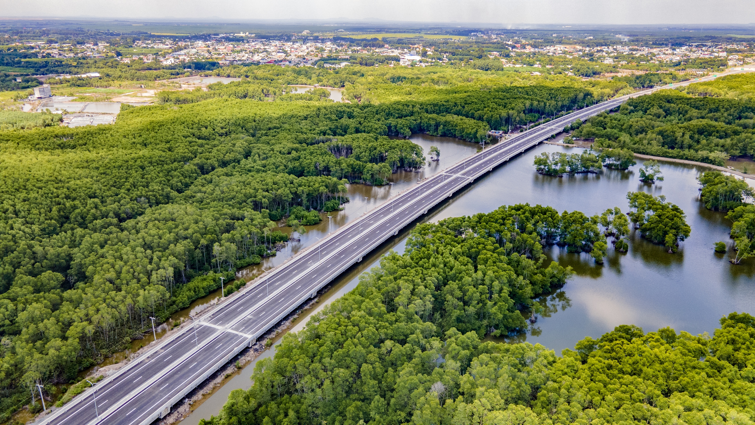 Thông xe tạm gần 10km cao tốc Bến Lức - Long Thành, phương tiện lưu thông thế nào?- Ảnh 1.