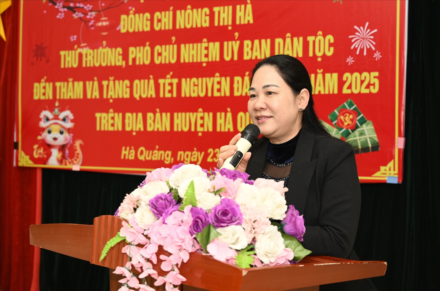 Trong chuyến công tác Thứ trưởng, Phó Chủ nhiệm Nông Thị Hà đã ân cần thăm hỏi, động viên và gửi lời chúc mừng năm mới tới cán bộ và nhân dân các huyện huyện Bảo Lạc, Hà Quảng và Nguyên Bình của tỉnh Cao Bằng Trong chuyến công tác Thứ trưởng, Phó Chủ nhiệm Nông Thị Hà đã ân cần thăm hỏi, động viên và gửi lời chúc mừng năm mới tới cán bộ và nhân dân các huyện huyện Bảo Lạc, Hà Quảng và Nguyên Bình của tỉnh Cao Bằng