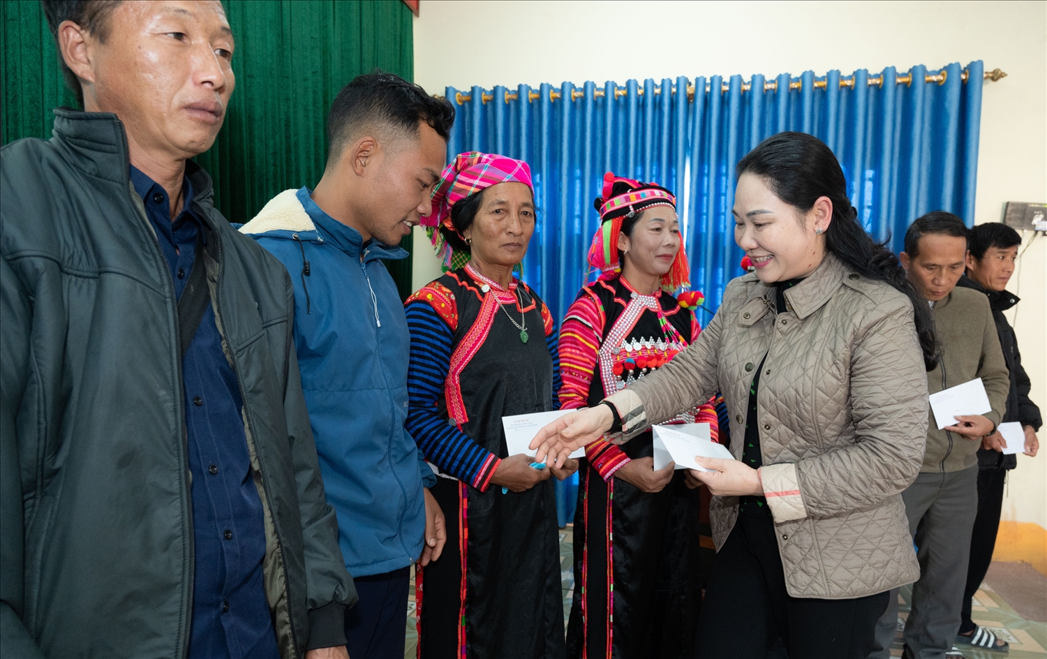 Thứ trưởng, Phó Chủ nhiệm Nông Thị Hà thăm hỏi, động viên và tặng quà cho Người có uy tín xã Chung Chải, huyện Mường Nhé