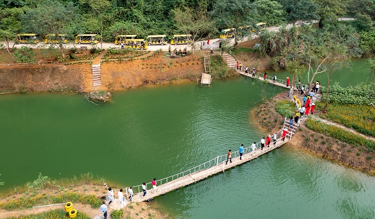 Từ cổng tam quan chùa Bái Đính đi vào khu du lịch Thung Ui chừng 3km, đến Đàn Kính Thiên Tràng An đồng thời là cửa mở vào khu du lịch thung Ui. Ảnh: Diệu Anh