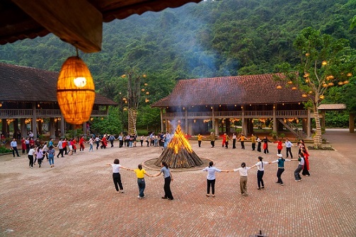 Hiện Ban quản lý Khu du lịch sinh thái Tràng An đã triển khai tuyến xe điện để sẵn sàng phục vụ du khách tham quan trải nghiệm tại Khu du lịch Thung Ui vào dịp đầu Xuân Giáp Thìn tới đây. Ảnh: Diệu Anh