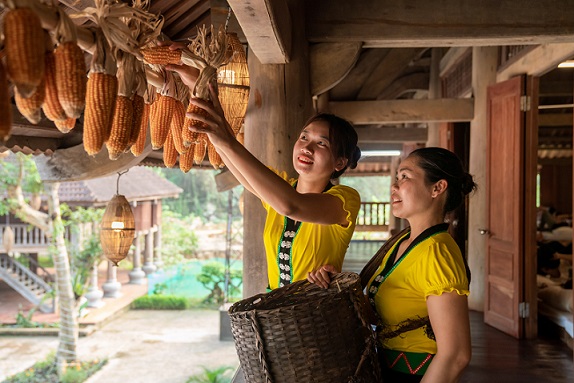 Thung Ui còn là nơi dẫn vào nhiều di tích trong vùng lõi quần thể Di sản Thế giới Tràng An như hang Trống, hang Mòi, hang Bói và đền Trần. Ảnh: Diệu Anh