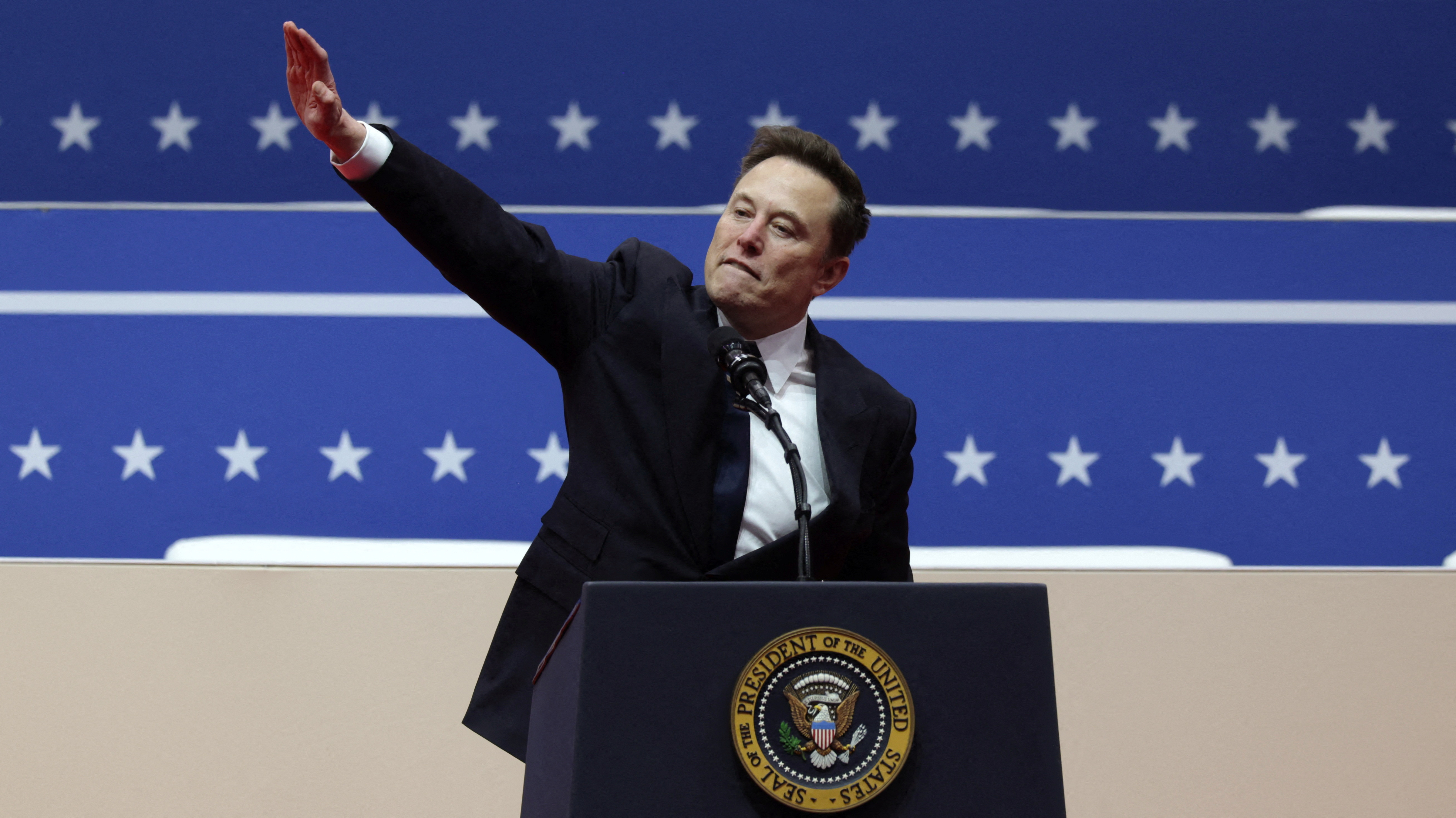 Tỉ phú Musk gây tranh cãi với cử chỉ 'chào Hitler' trong lễ nhậm chức của Tổng thống Trump- Ảnh 1. Tỉ phú Musk gây tranh cãi với cử chỉ 'chào Hitler' trong lễ nhậm chức của Tổng thống Trump- Ảnh 1.