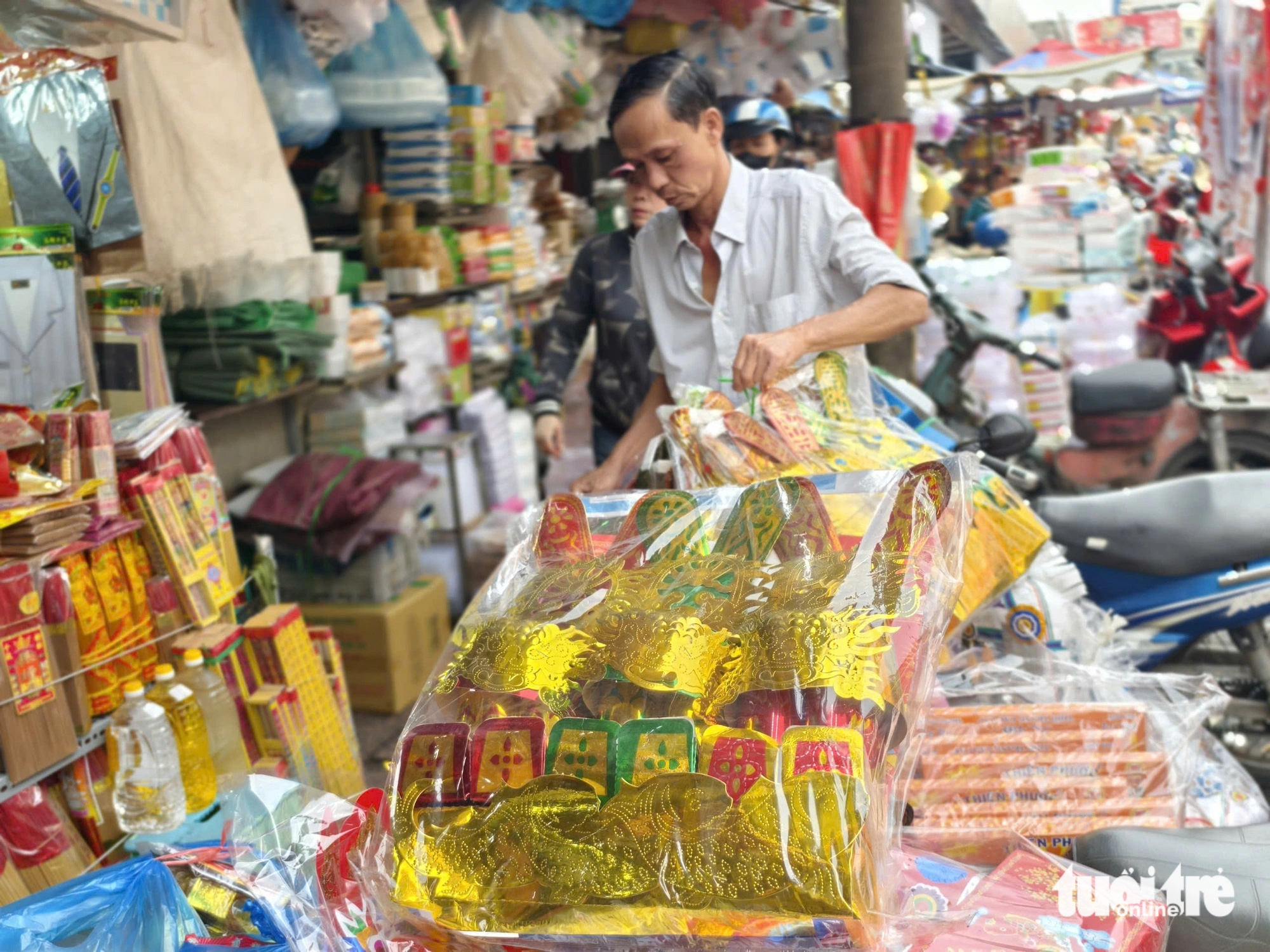 Tiểu thương bán đồ ông Công, ông Táo rầu rĩ vì ế ẩm - Ảnh 1.