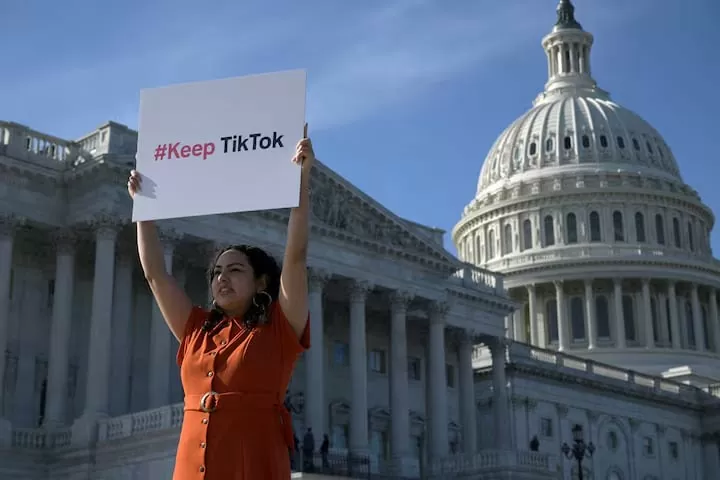 Cô Giovanna Gonzalez, Chicago biểu tình bên ngoài điện Capitol sau cuộc họp báo của những người sáng tạo nội dung TikTok ở Washington tháng 3/2024. (Nguồn: Reuters)