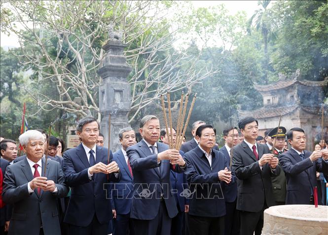 Tổng Bí thư Tô Lâm dâng hương tại Khu di tích Quốc gia đặc biệt Hoa Lư- Ảnh 2. Tổng Bí thư Tô Lâm dâng hương tại Khu di tích Quốc gia đặc biệt Hoa Lư- Ảnh 2.
