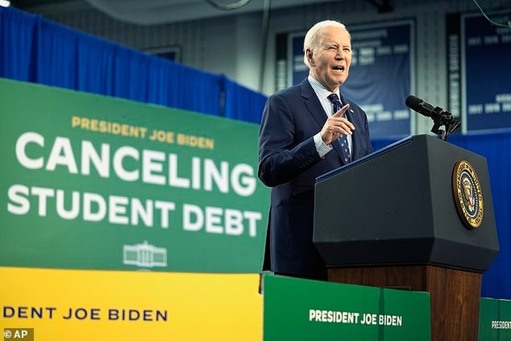 Tổng thống Mỹ Joe Biden xóa khoản nợ 183 tỷ USD cho 150.000 sinh viên - 1