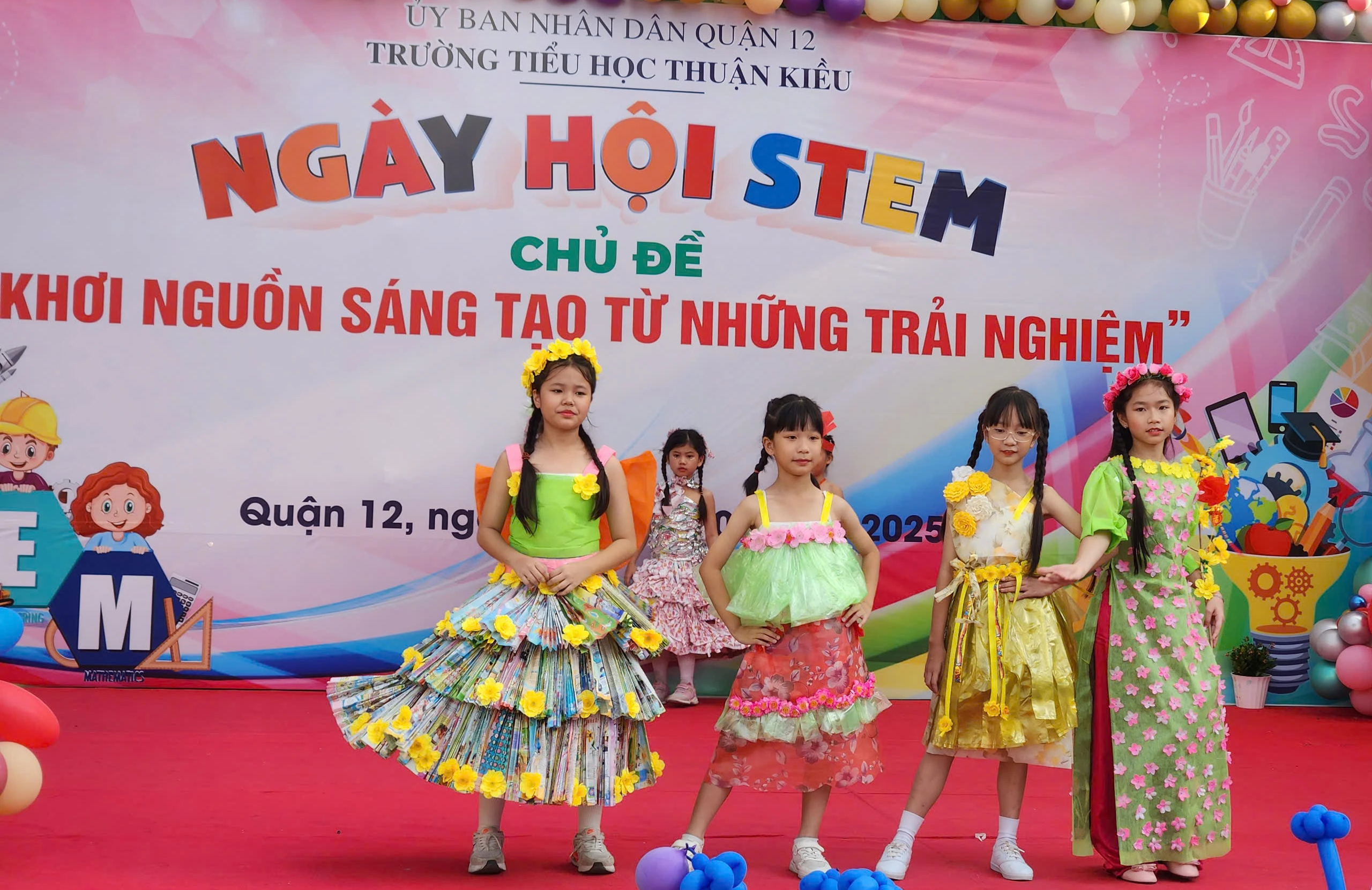 Trước Tết Nguyên đán, học sinh làm pháo hoa giấy, vẽ lì xì- Ảnh 2.