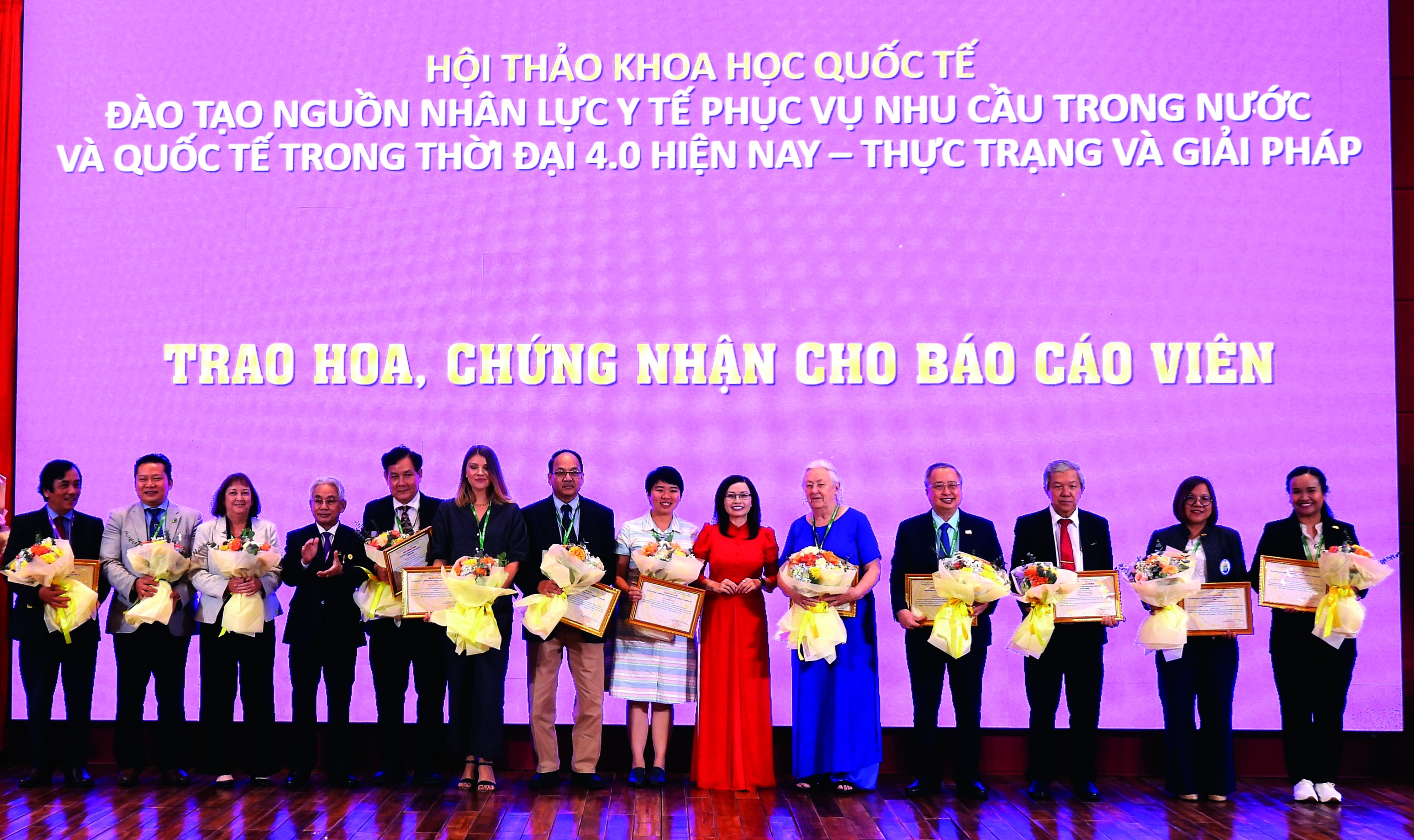 Nhà giáo ưu tú, PGS-TS Lương Minh Cừ trao chứng nhận cho các diễn giả tại Hội thảo quốc tế về đào tạo nguồn nhân lực y tế phục vụ nhu cầu trong nước và quốc tế trong thời đại 4.0. ẢNH: NGUYỄN VĂN DÔ