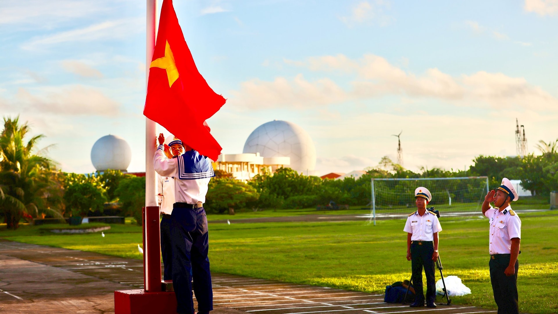 can-bo-chien-si-thuc-hien-nghi-le-treo-co-to-quoc-dau-nam-tren-dao-song-tu-tay.jpg