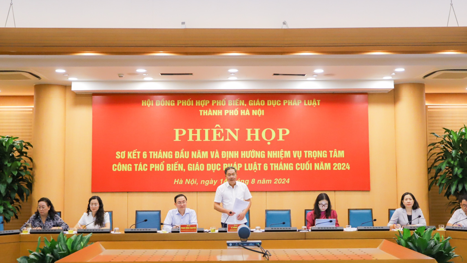 Phó Chủ tịch Thường trực UBND TP Lê Hồng Sơn - Chủ tịch Hội đồng Phối hợp phổ biến giáo dục pháp luật TP Hà Nội chủ trì phiên họp tháng 8/2024. Ảnh: Công Hùng