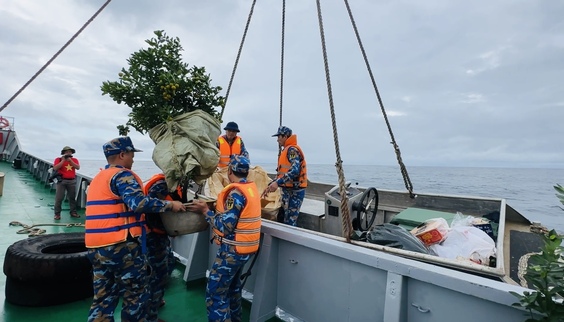 Cuối năm thời tiết đang trở mùa, khu vực Nam Biển Đông và quần đảo Trường Sa, DK 1 trong thời gian này (1.1 - 16.1) có gió Đông Bắc giật cấp 4, cấp 5, có lúc có giông, gió giật mạnh cục bộ, độ cao sóng từ 1,5 đến 2,5 mét. Việc tiếp cận các nhà giàn vô cùng khó khăn. Xuồng được sử dụng làm phương tiện để chuyển hàng và quà cho các nhà giàn.