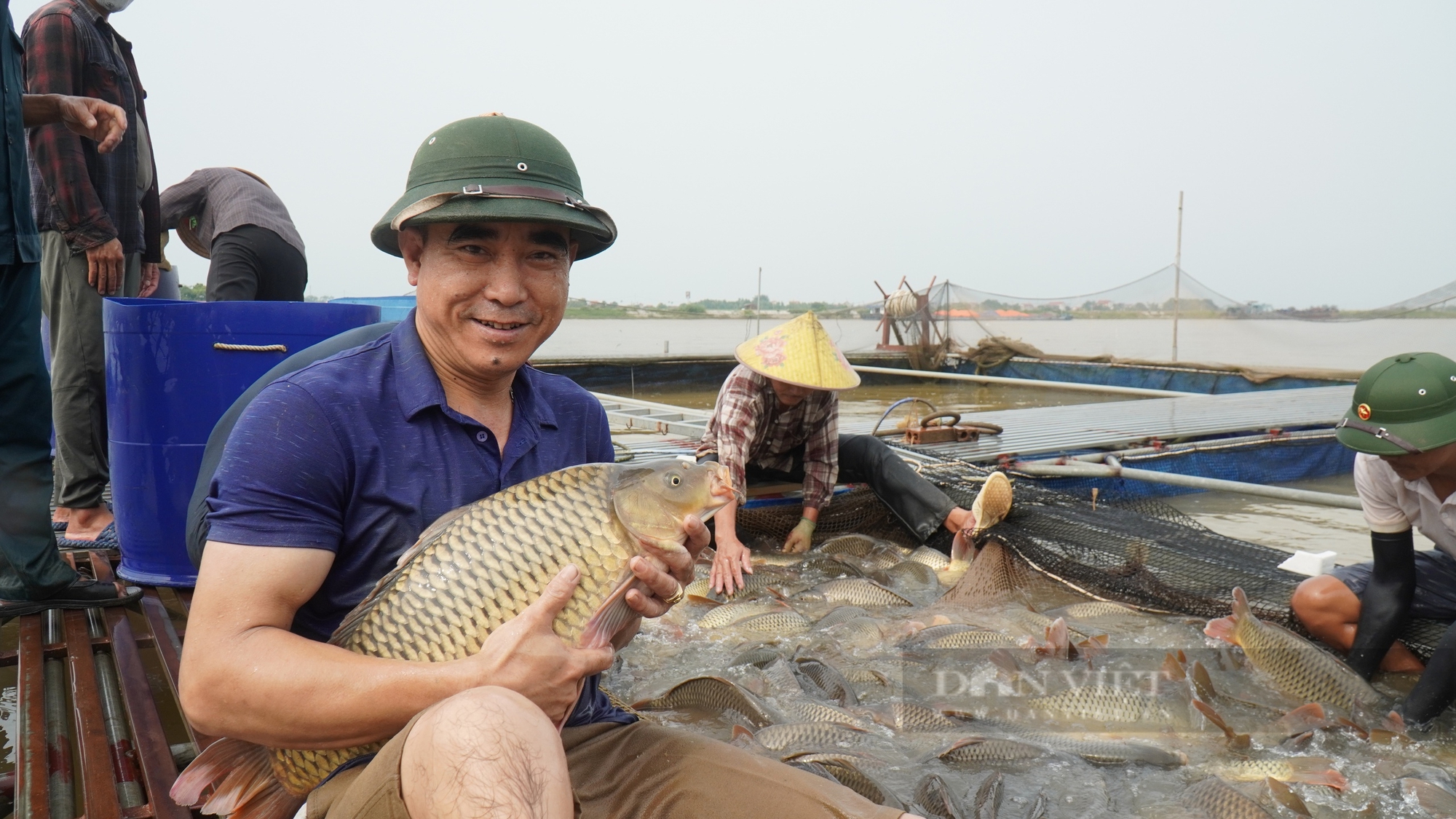 Nông dân giỏi Bắc Ninh nuôi cá lồng đặc sản, trồng hoa cây cảnh tạo việc làm cho nhiều lao động - Ảnh 2.