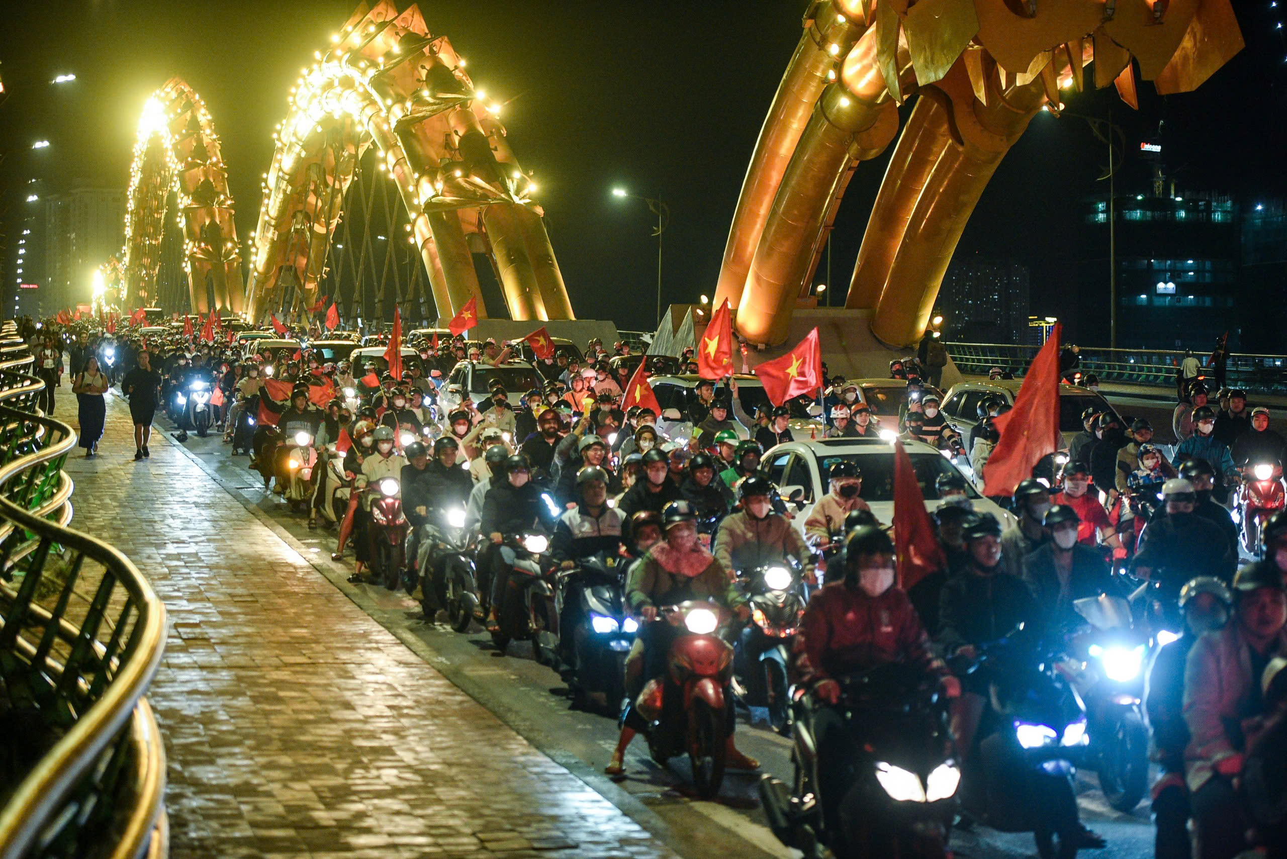 Việt Nam vô địch ASEAN Cup 2024, người dân Hà Nội, TP Hồ Chí Minh đổ ra đường ăn mừng - Ảnh 24.