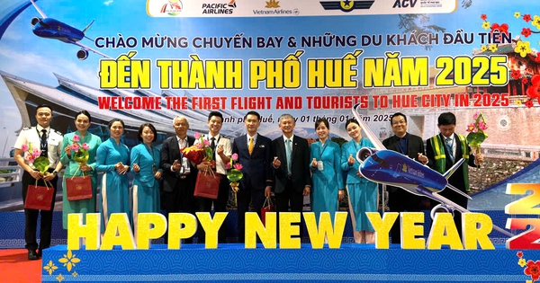 Vietnam Airlines menyambut penumpang pertama pada tahun 2025 - Foto 1. Vietnam Airlines đón những vị khách đầu tiên năm 2025- Ảnh 1.