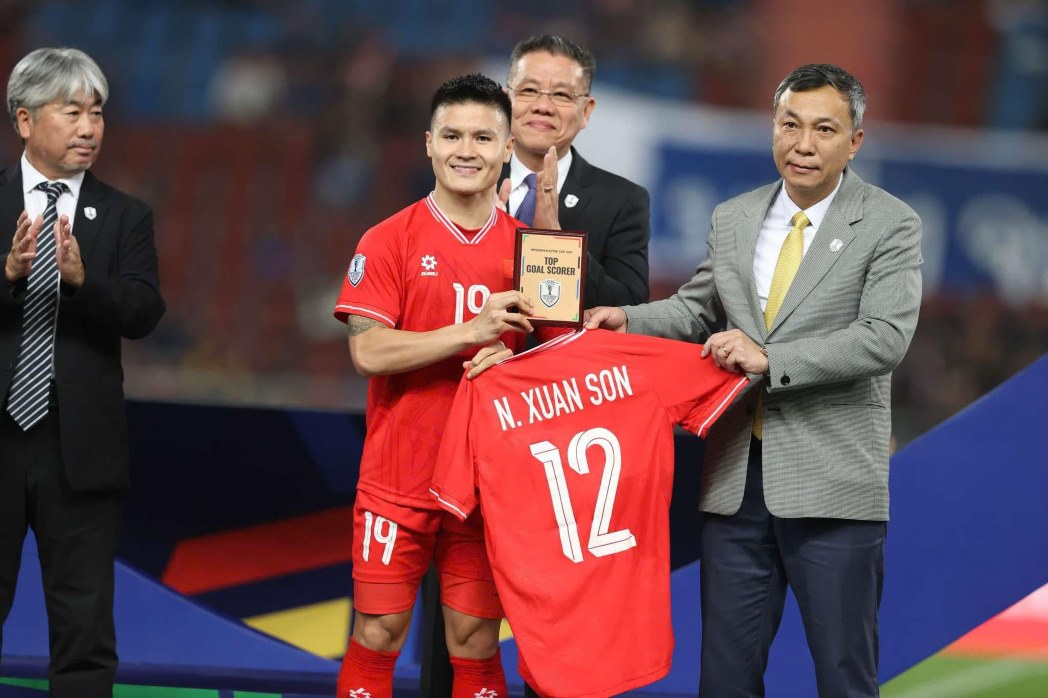 Khi anh vắng mặt, Quang Hải đã đại diện để lên nhận giải Vua phá lưới. Ở ASEAN Cup 2024, Xuân Son ghi được 7 bàn thắng cùng 2 kiến tạo sau 5 lần ra sân.