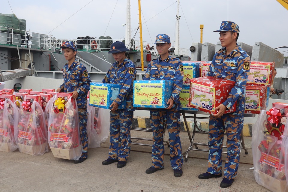 Tàu mang theo các mặt hàng Tết, nhu yếu phẩm theo tiêu chuẩn Tết của Bộ Quốc phòng cho cán bộ, chiến sĩ đón Tết nguyên đán (lợn, gà, gạo nếp, lá dong, đậu xanh, hoa mai, hoa đào, quất, mứt, bánh kẹo...)