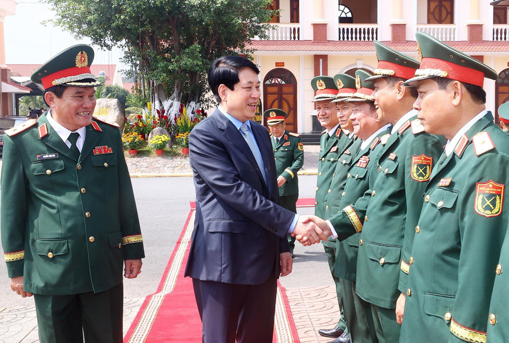 Chủ tịch nước Lương Cường thăm hỏi cán bộ, sĩ quan chỉ huy Bộ Tư lệnh Quân khu 9. Ảnh: TTXVN