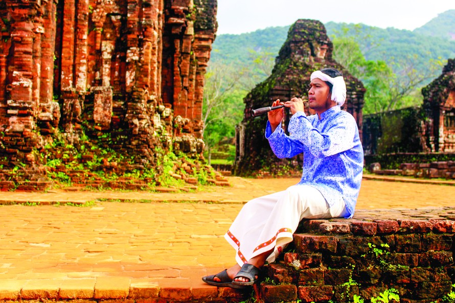 Gần mười năm nay, Thiên Thành Vũ là người giữ hồn kèn saranai, giữ văn hóa nghệ thuật Chăm giữa lòng Thánh địa. Ảnh: Giang Thanh