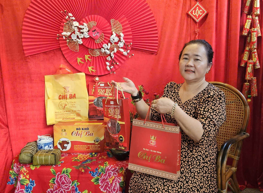 ba-nguyen-thi-thanh-yen-chu-co-so-san-xuat-bo-kho-nai-kho-chi-ba-gioi-thieu-cac-combo-qua-tet-cua-minh-anh-dong-lai.jpg