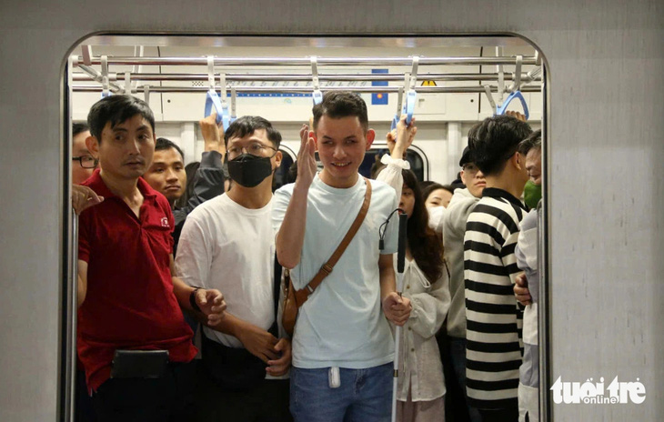 Hàng ngàn người dân trải nghiệm những chuyến tàu metro số 1 sau đêm countdown - Ảnh 11.