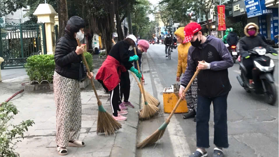 Phụ nữ trên địa bàn quận Ba Đình vệ sinh môi trường, thực hiện đoạn đường, tuyến phố không rác 