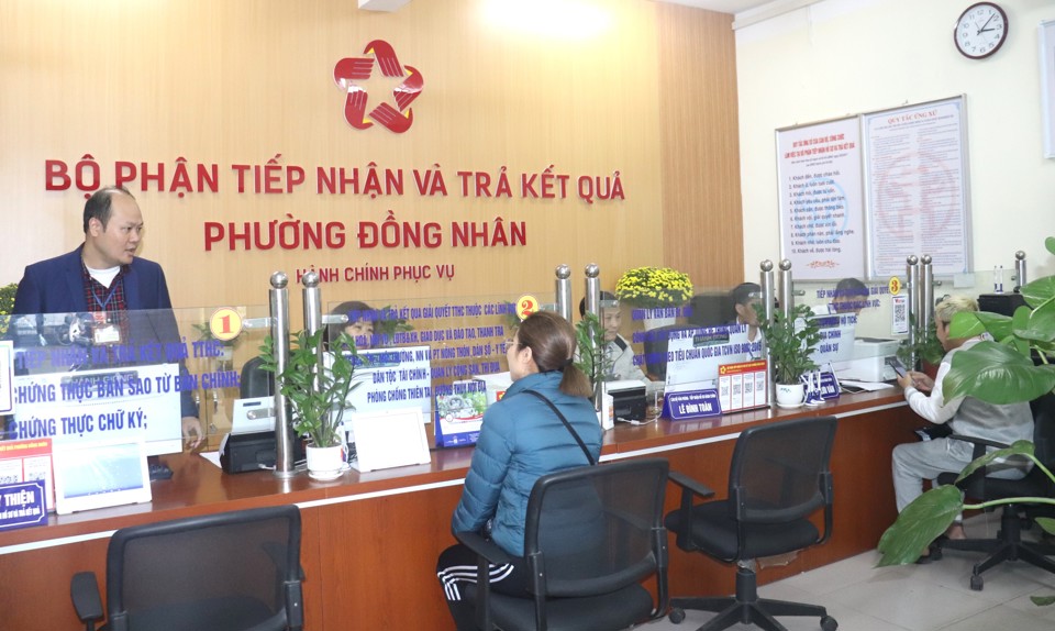 Sau khi sáp nhập phường Đống Mác vào, bộ phận ''một cửa'' phường Đồng Nhân (Quận Hai Bà Trưng) được tăng thêm 3 công chức, đều có năng lực chuyên môn nghiệp vụ tốt và kinh nghiệm lâu năm