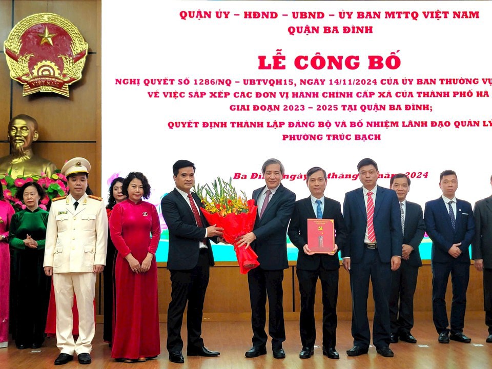 Lãnh đạo quận Ba Đình trao quyết định cho Ban Chấp hành Đảng bộ phường Trúc Bạch (mới) sau sắp xếp