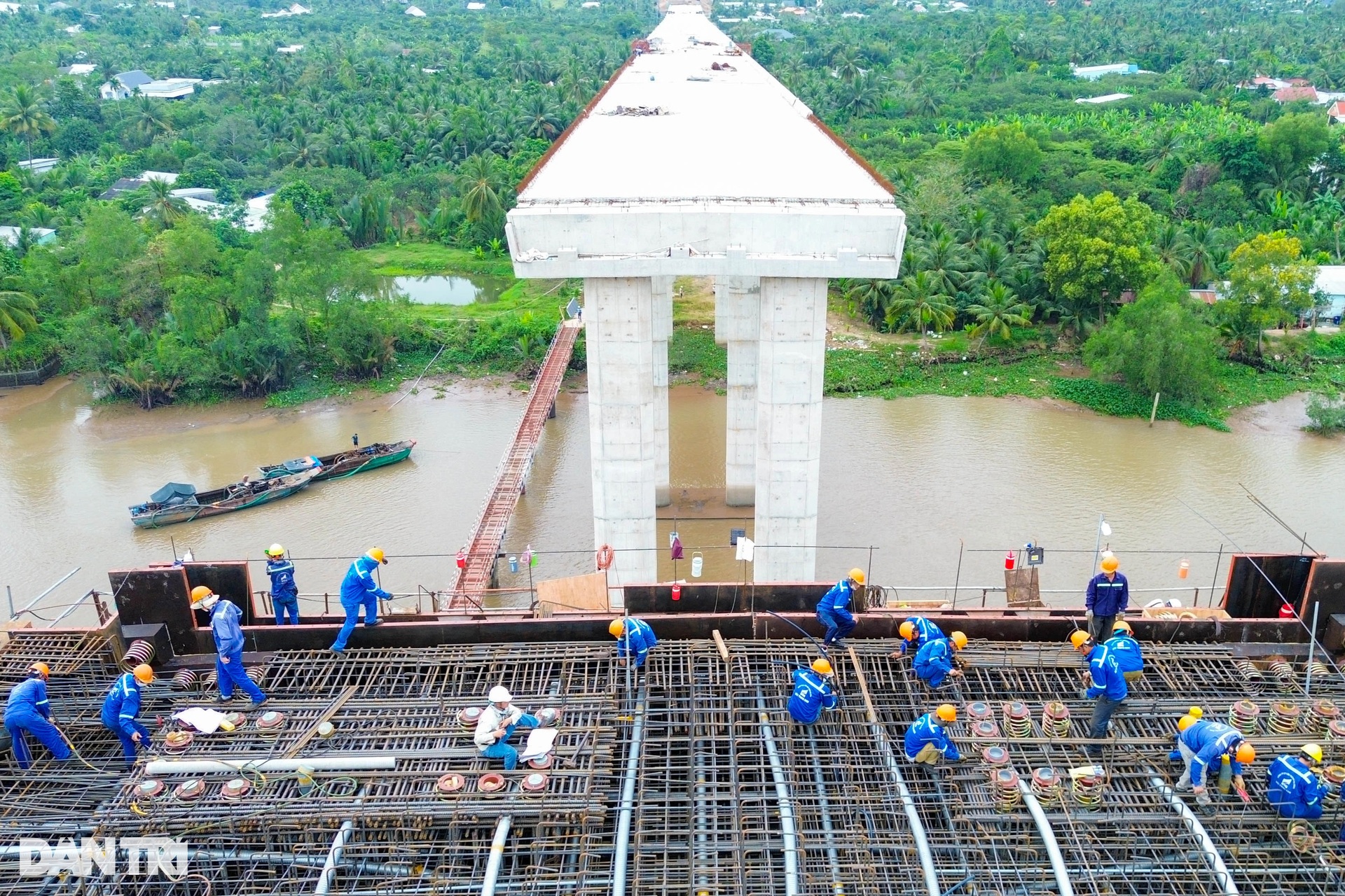 Không khí khẩn trương ở các công trình trọng điểm ngày đầu năm - 1