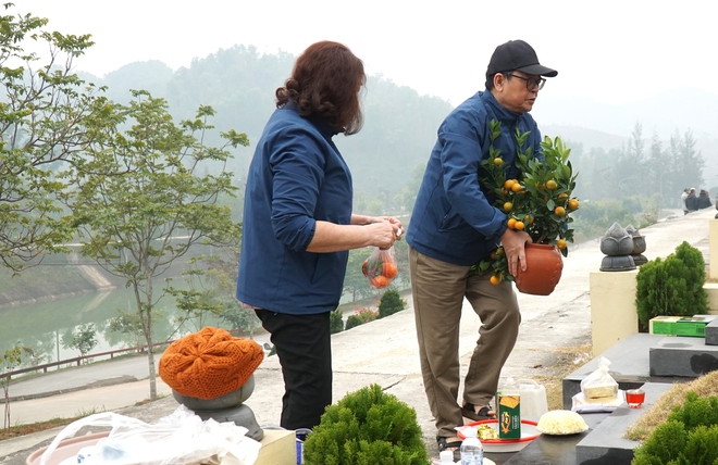 Người Hà Nội 'đội rét', mang đào quất đi tảo mộ, mời gia tiên về ăn tết- Ảnh 5.