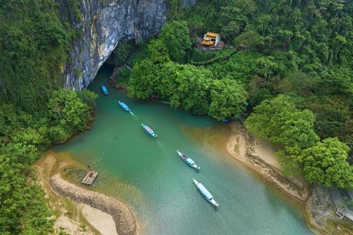 Thuyền chở khách du lịch tham quan động Phong Nha.